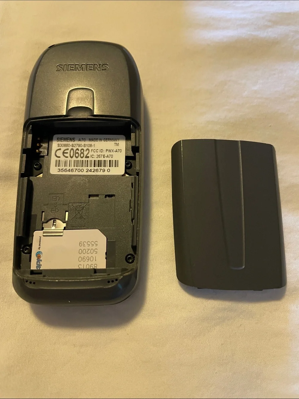 Siemens A70 Classic Mobile Phone in Silver/Black with Charger